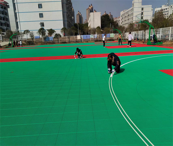 醫衛職院懸浮拼格藍球場